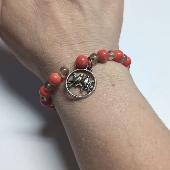 408 Red and Colorful Speckled Clear Beaded Stretch Bracelet Silver Birds Charm - Picture 1 of 4